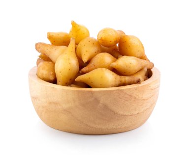 Parmak kökü (Krachai) Tahta kasedeki Tayland bitkisi beyaz arka planda izole