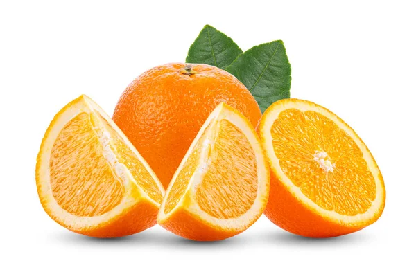 Narancssárga Gyümölcs Fehér Alapon Izolált Levéllel Teljes Mélységélesség — Stock Fotó