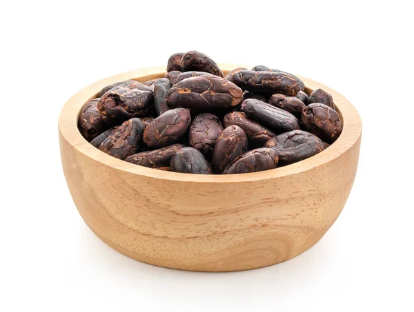 Grupa Prażonych Ziaren Nieobranego Kakao Misce Drewna Izolowane Białym Tle — Zdjęcie stockowe