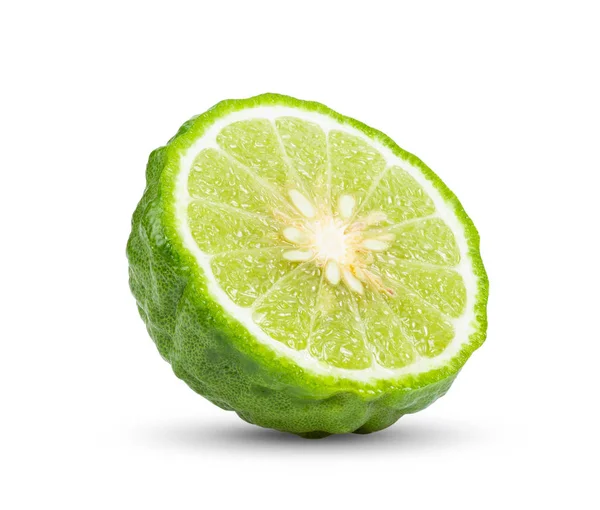 Tohumları beyaz arkaplanda izole edilmiş yarım bergamot veya kaffir.