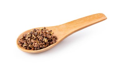 Zanthoxylum limonella Alston tahta kaşıkla beyaz arka planda