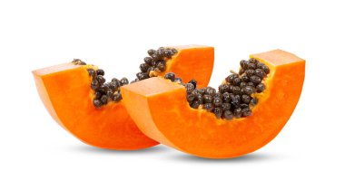 Beyaz arka planda izole edilmiş tohumlu olgun papaya meyveleri. tam alan derinliği