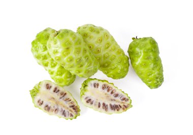 Beyaz arka planda yapraklı noni meyvesi. en üstteki görünüm