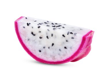 Beyaz arka planda izole edilmiş dilimlenmiş ejderha meyvesi. tam alan derinliği