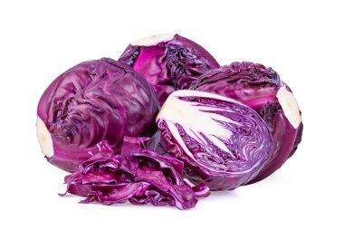 Beyaz arka planda kırmızı lahana izole edilmiş. tam alan derinliği