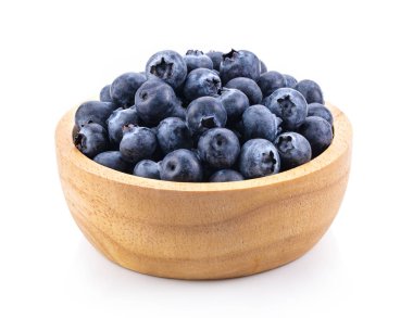 Beyaz arka planda izole edilmiş yaban mersini kasesi. tam alan derinliği