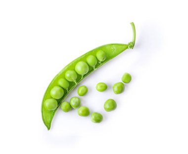 Yeşil bezelyeler beyaz arka planda izole edilmiş. en üstteki görünüm
