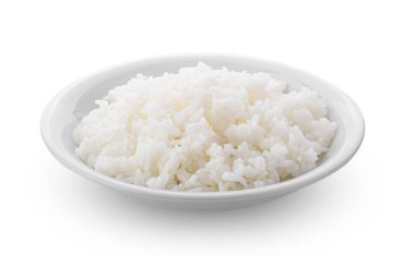 Beyaz arka planda, beyaz tabakta pişirilmiş Jasmin Rice.