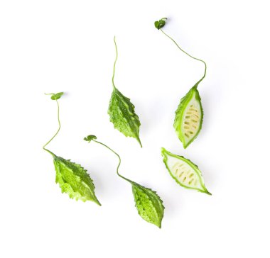 Beyaz arka planda izole edilmiş acı kabak. en üstteki görünüm