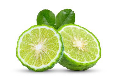 Beyaz arka planda yaprak ile yarım bergamot veya kaffir.