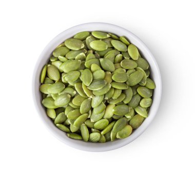 Balkabağı tohumları dokuz beyaz kase beyaz arka planda izole. en üstteki görünüm