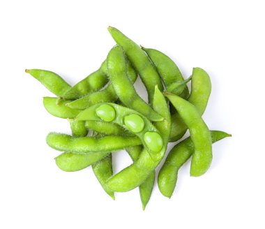 edamame fasulyeleri beyaz arka planda izole edilmiş. en üstteki görünüm