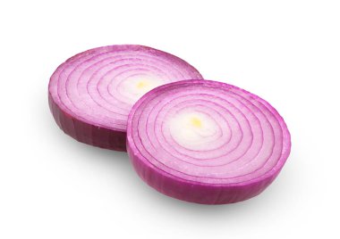Beyaz arkaplanda dilimlenmiş kırmızı soğan halkaları