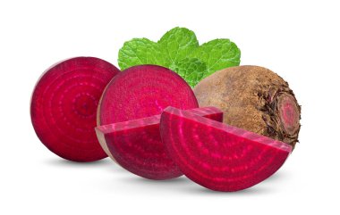 Beyaz zemin üzerinde yaprak izole pancar dilimleri.