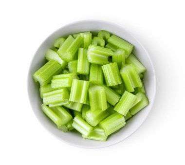 Beyaz arka planda izole edilmiş beyaz kasedeki kereviz manzarası. en üstteki görünüm