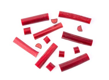 Rubarb beyaz bir arka planda iz sürer. op görünümü