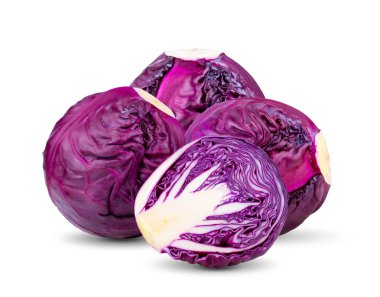 Beyaz arkaplanda kırmızı lahana izole edilmiş. 