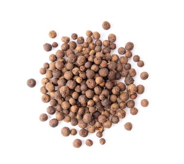 Beyaz arka planda Allspice çilekleri (ayrıca Jamaika biberi olarak da bilinir) bulunur. en üstteki görünüm