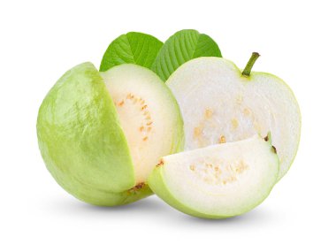 Beyaz zemin üzerinde yaprak izole Guava meyvesi 