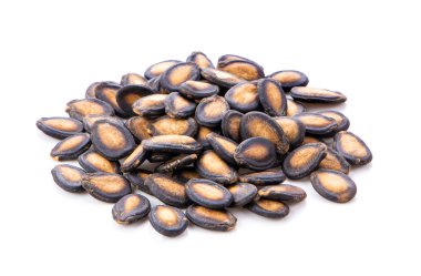 Beyaz arkaplanda izole edilmiş karpuz tohumları