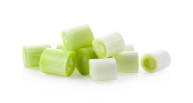 Beyaz arkaplanda yalıtılmış yeşil soğan dilimi