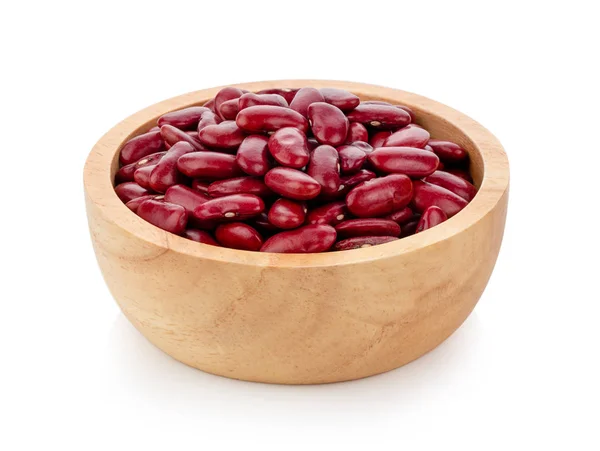 在白色背景上隔离的木碗中的红豆 — 图库照片