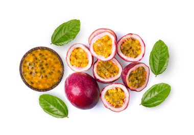 Çarkıfelek meyvesi beyaz arka planda izole. en üstteki görünüm