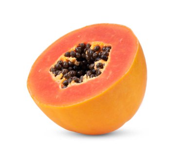Yarım olgun papaya meyvesi ve beyaz arka planda izole edilmiş tohumlar.