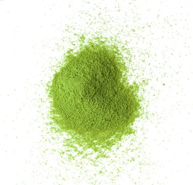 Beyaz arkaplanda izole edilmiş kibrit yeşil çay tozu