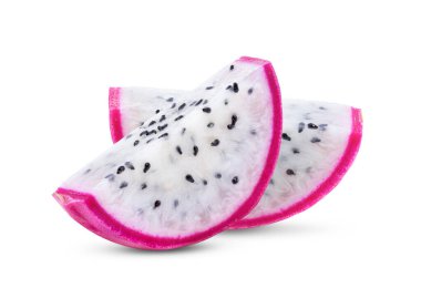 Beyaz arka planda izole edilmiş dilimlenmiş ejderha meyvesi. tam alan derinliği