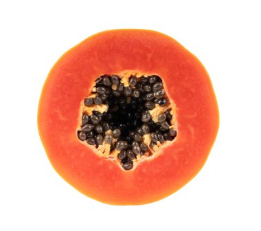 Olgun papaya meyvesi, beyaz arka planda yarı yarıya izole edilmiş.