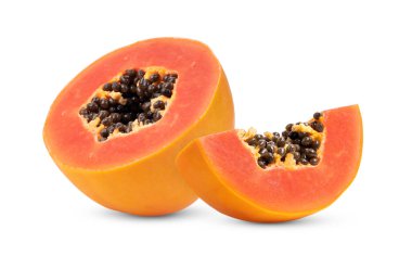Olgun papaya meyvesi ve beyaz arka planda izole edilmiş tohumlar