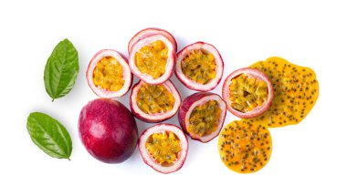 Çarkıfelek meyvesi beyaz arka planda izole. en üstteki görünüm