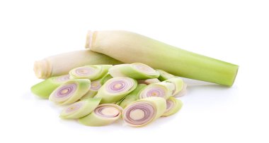 Beyaz arka planda izole edilmiş taze limon otları.