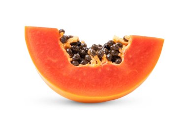 Olgun papaya meyvesi, beyaz arka planda yarı yarıya izole edilmiş.