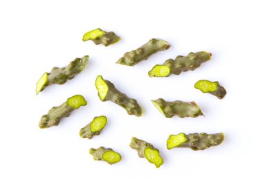 Beyaz arkaplan görünümünde yeşil yapraklı tinospora cordifolia (Tayland adı) veya bora