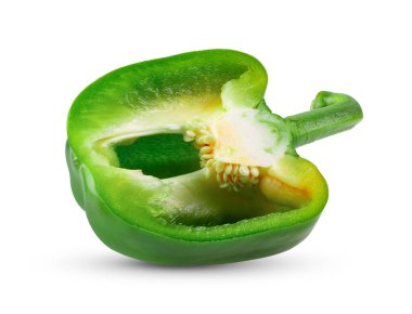 Beyaz arkaplanda yarım yeşil dolma biber izole edilmiş