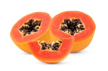 Olgun papaya meyvesi ve beyaz arka planda izole edilmiş tohumlar