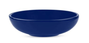 Beyaz arkaplanda mavi seramik kase izole