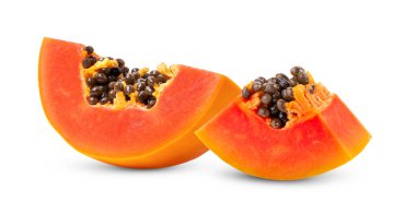 Beyaz arka planda izole edilmiş tohumlu papaya meyvesi dilimi