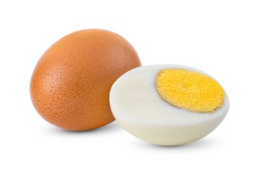 Kaynamış yumurta, beyaz arka planda izole edilmiş.