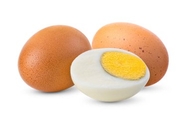 Kaynamış yumurta, beyaz arka planda izole edilmiş.