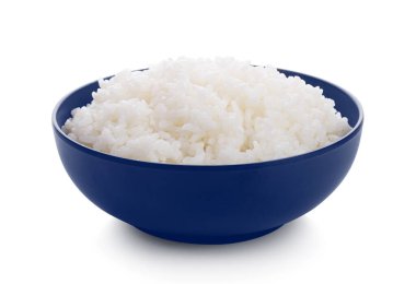 Beyaz arka planda izole edilmiş bir kasede pirinç.