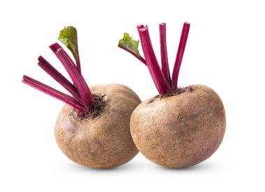 Beyaz arkaplanda yaprakları izole pancar kökü