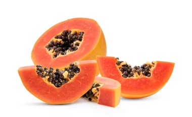 Olgun papaya meyvesi ve beyaz arka planda izole edilmiş tohumlar