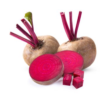 Beyaz arkaplanda yaprakları izole pancar kökü