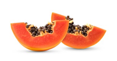 Beyaz arka planda izole edilmiş tohumlu papaya meyvesi