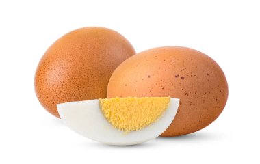 Beyaz arkaplanda tam derinlikte yumurta izole edildi