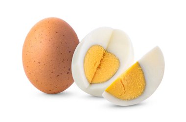 Kaynamış yumurta, beyaz arka planda izole edilmiş.