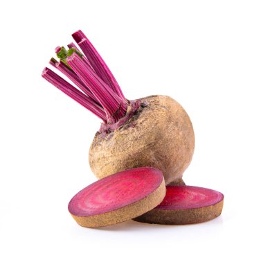 Beyaz arkaplanda yaprakları izole pancar kökü